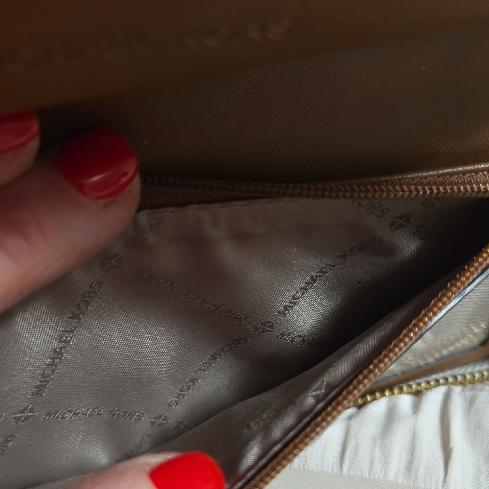Michael Kors Beige and Gold Wallet - Picture 4 of 9